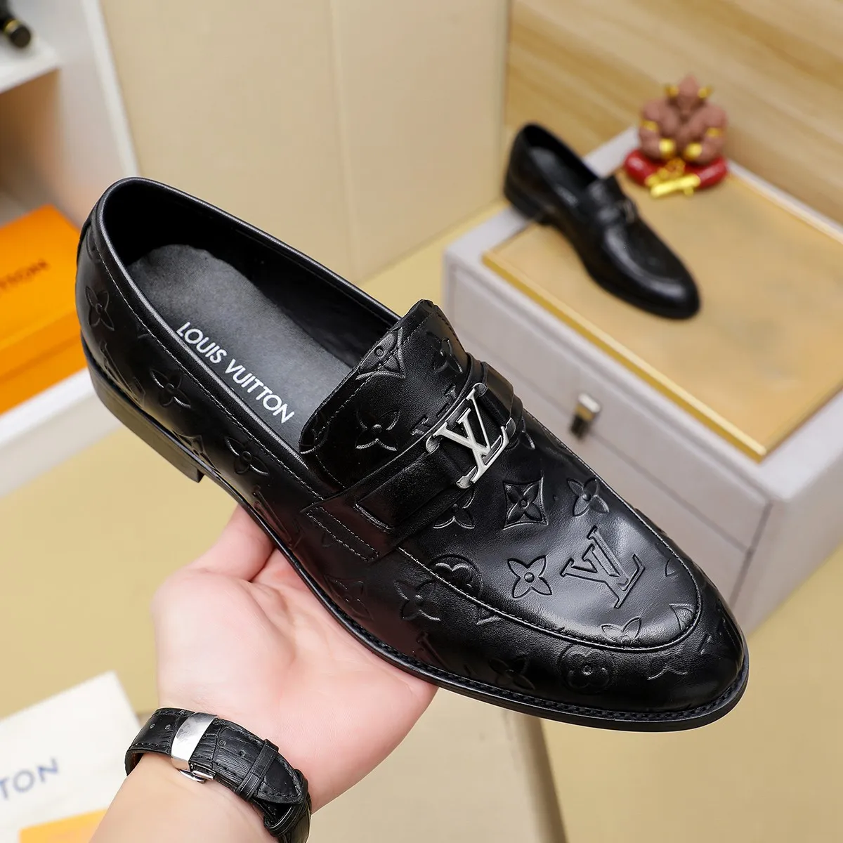 Men's Men's Shoes 💰420 💰[Louis Vuitton] LV high-end business formal leather shoes! ! Luxurious and elegant style, equal emphasis on practicality and style, professional focus on details and quality, counter original 1⃣️: 1⃣️ super accurate reproduction👍🏻! Material: The upper is made of imported original soft 🐂cowhide ➕imported first-layer sheepskin lining. Original anti-slip and wear-resistant outsole! Code number: 39--45, (38.46 custom-made) Large quantities in stock!